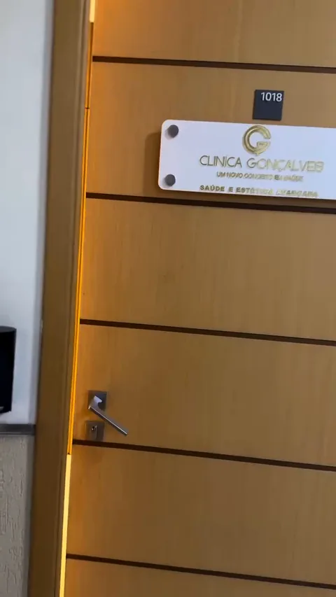 A porta da sala 1018 com a placa da Clínica Gonçalves