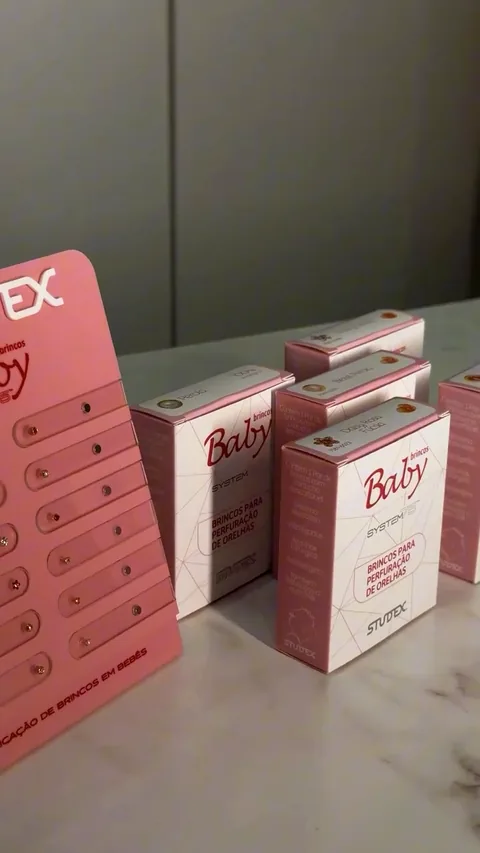 Caixas de brincos infantis antialérgicos sobre a bancada